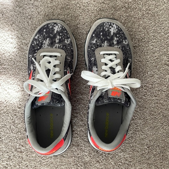 [SOLD] New Balance Sneakers - Picture 2 of 6